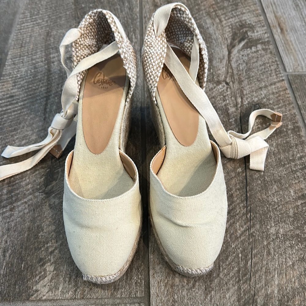 Brand new Castaner wedges in cream.